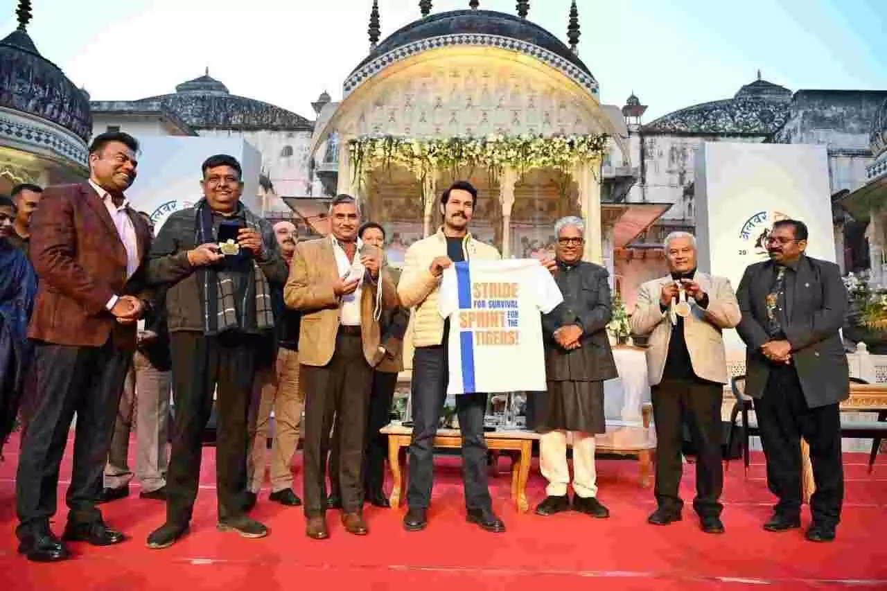 अलवर में टाइगर इंटरनेशनल हाफ मैराथन के दौरान सड़कों पर दौड़ते हुए विभिन्न देशों के धावक। अलवर में टाइगर इंटरनेशनल हाफ मैराथन के दौरान सड़कों पर दौड़ते हुए विभिन्न देशों के धावक।