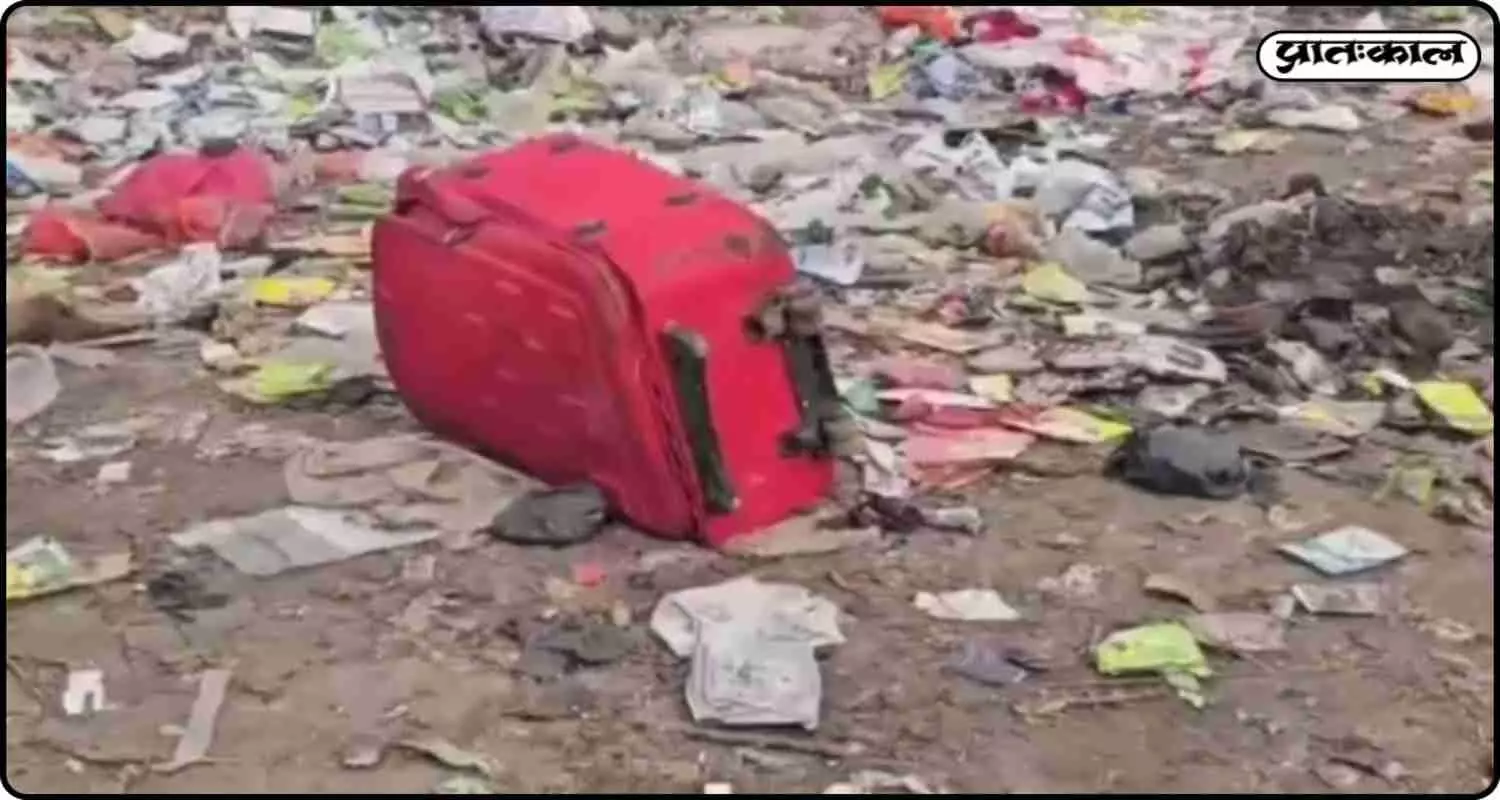 रोहतास: ट्रॉली बैग में महिला का शव मिलने से सनसनी, अवैध संबंधों के शक में पत्नी की हत्या कर पति फरार रोहतास: ट्रॉली बैग में महिला का शव मिलने से सनसनी, अवैध संबंधों के शक में पत्नी की हत्या कर पति फरार