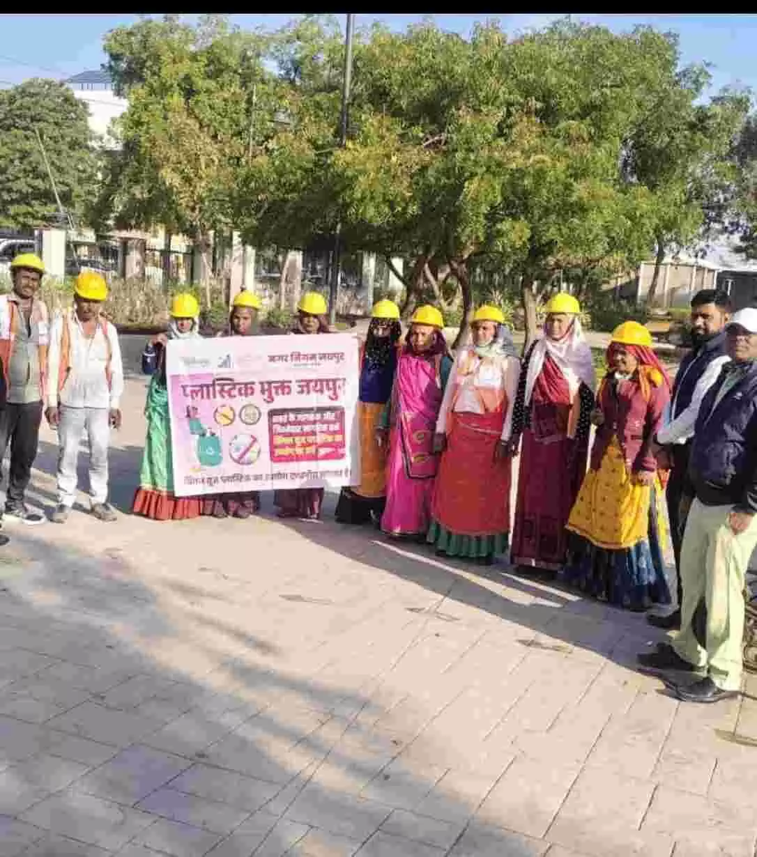 मानसरोवर के सिटी प्रोफाइल लैंडकप पार्क में सफाई मित्रों को कचरा पृथक्करण की जानकारी देते अधिकारी। मानसरोवर के सिटी प्रोफाइल लैंडकप पार्क में सफाई मित्रों को कचरा पृथक्करण की जानकारी देते अधिकारी।