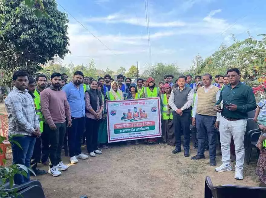 विद्याधर नगर जयपुर में सुरक्षा प्रशिक्षण सत्र के दौरान सफाई कर्मचारी और निगम अधिकारी उपस्थित हैं। विद्याधर नगर जयपुर में सुरक्षा प्रशिक्षण सत्र के दौरान सफाई कर्मचारी और निगम अधिकारी उपस्थित हैं।