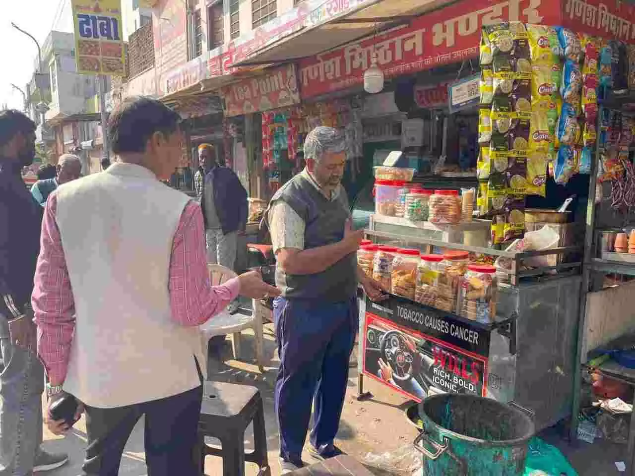 जयपुर में नगर निगम अधिकारी स्वच्छ सर्वेक्षण के तहत विभिन्न वार्डों में सफाई व्यवस्था का निरीक्षण करते हुए। जयपुर में नगर निगम अधिकारी स्वच्छ सर्वेक्षण के तहत विभिन्न वार्डों में सफाई व्यवस्था का निरीक्षण करते हुए।