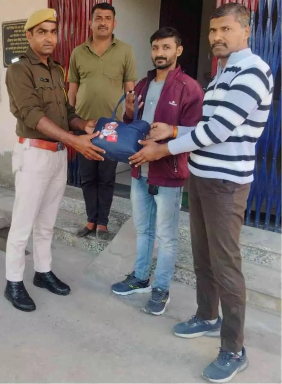 ब्यावर रेलवे स्टेशन पर जीआरपी पुलिसकर्मी यात्री का सोने-चांदी के गहनों वाला खोया हुआ बैग बरामद करते हुए। ब्यावर रेलवे स्टेशन पर जीआरपी पुलिसकर्मी यात्री का सोने-चांदी के गहनों वाला खोया हुआ बैग बरामद करते हुए।