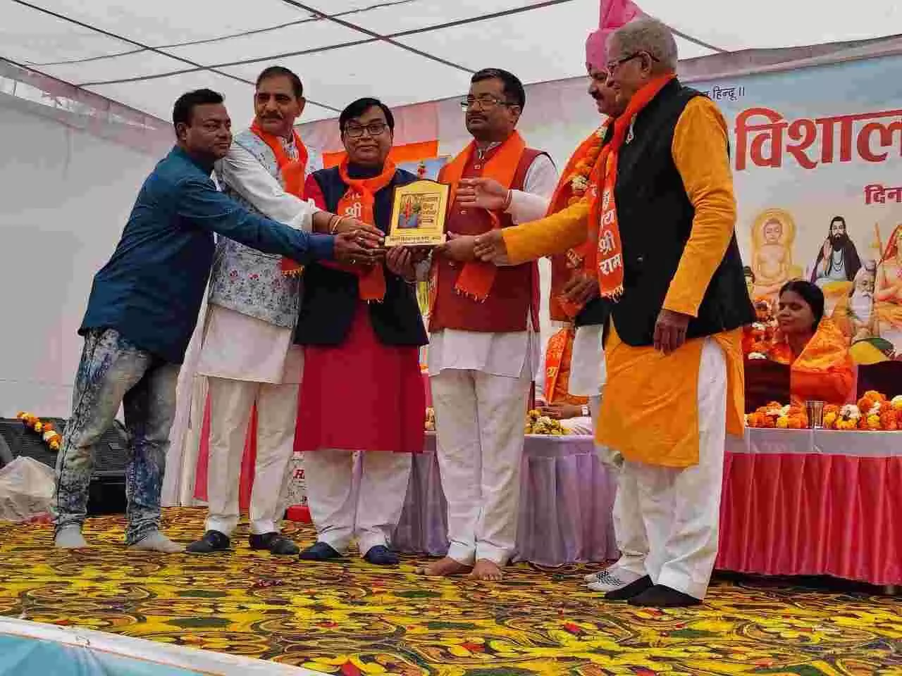 कोटा में आयोजित विराट हिंदू सम्मेलन के दौरान मंच पर बैठे अतिथि और उपस्थित जनसमूह। कोटा में आयोजित विराट हिंदू सम्मेलन के दौरान मंच पर बैठे अतिथि और उपस्थित जनसमूह।