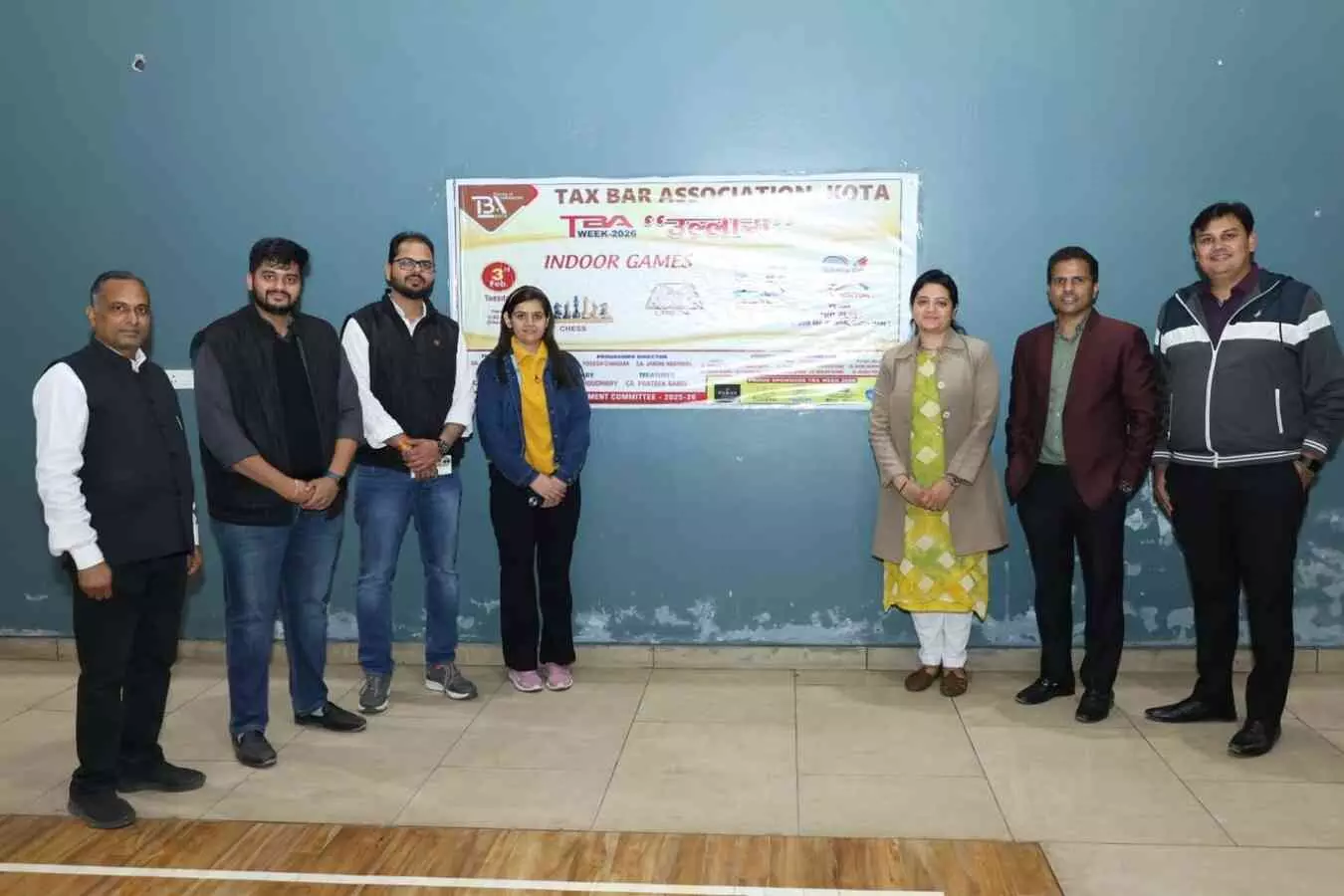 कोटा में टैक्स बार एसोसिएशन के इंडोर गेम्स कार्यक्रम के दौरान अतिथि और प्रतिभागी समूह में खड़े हैं। कोटा में टैक्स बार एसोसिएशन के इंडोर गेम्स कार्यक्रम के दौरान अतिथि और प्रतिभागी समूह में खड़े हैं।