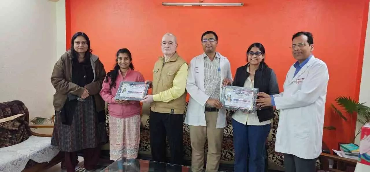 सुवि नेत्र चिकित्सालय कोटा में प्रमाण पत्र लेते हुए दो महिला डॉक्टर और वरिष्ठ चिकित्सा विशेषज्ञ। सुवि नेत्र चिकित्सालय कोटा में प्रमाण पत्र लेते हुए दो महिला डॉक्टर और वरिष्ठ चिकित्सा विशेषज्ञ।