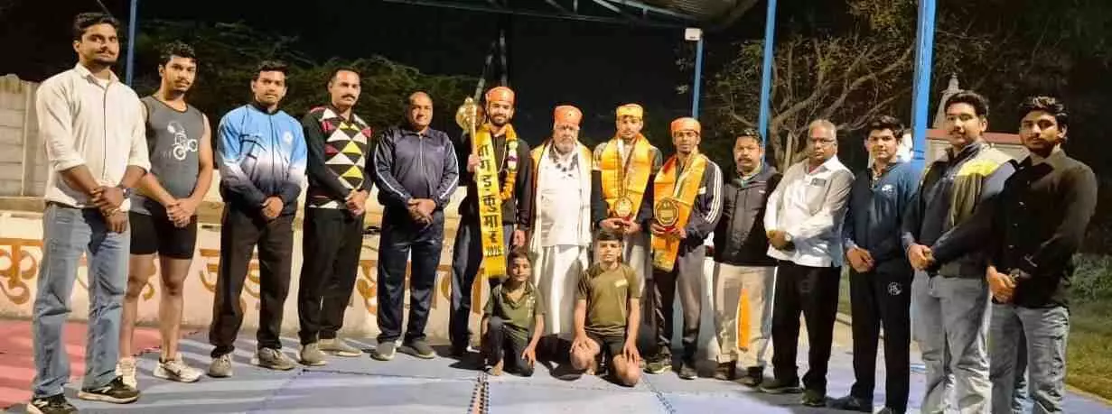 चित्तौड़गढ़ में कुश्ती प्रतियोगिता जीतकर लौटे राहुल गुर्जर का पगड़ी पहनाकर स्वागत करते विनोद यति महाराज। चित्तौड़गढ़ में कुश्ती प्रतियोगिता जीतकर लौटे राहुल गुर्जर का पगड़ी पहनाकर स्वागत करते विनोद यति महाराज।