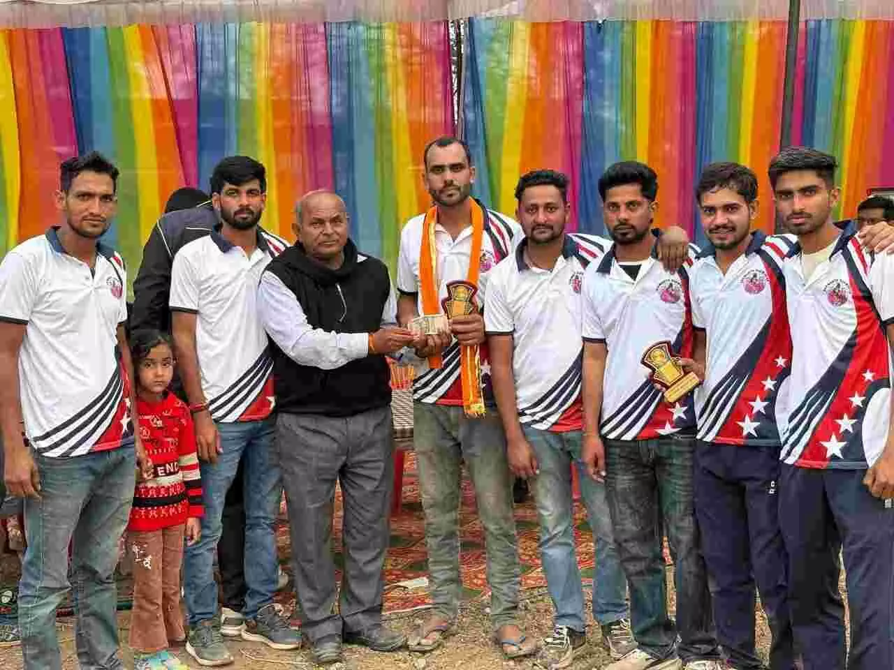 बिलोदा में मेवाड़ मालवा जाट समाज वॉलीबॉल प्रतियोगिता के उद्घाटन समारोह में अतिथि दीप प्रज्वलन करते हुए। बिलोदा में मेवाड़ मालवा जाट समाज वॉलीबॉल प्रतियोगिता के उद्घाटन समारोह में अतिथि दीप प्रज्वलन करते हुए।