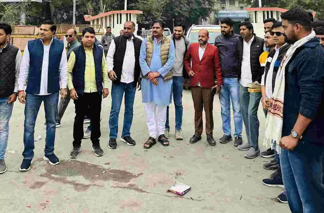 कलेक्ट्रेट चौराहे पर केंद्रीय बजट की खुशी में आतिशबाजी करते भाजयुमो कार्यकर्ता और उपस्थित जनप्रतिनिधि। कलेक्ट्रेट चौराहे पर केंद्रीय बजट की खुशी में आतिशबाजी करते भाजयुमो कार्यकर्ता और उपस्थित जनप्रतिनिधि।