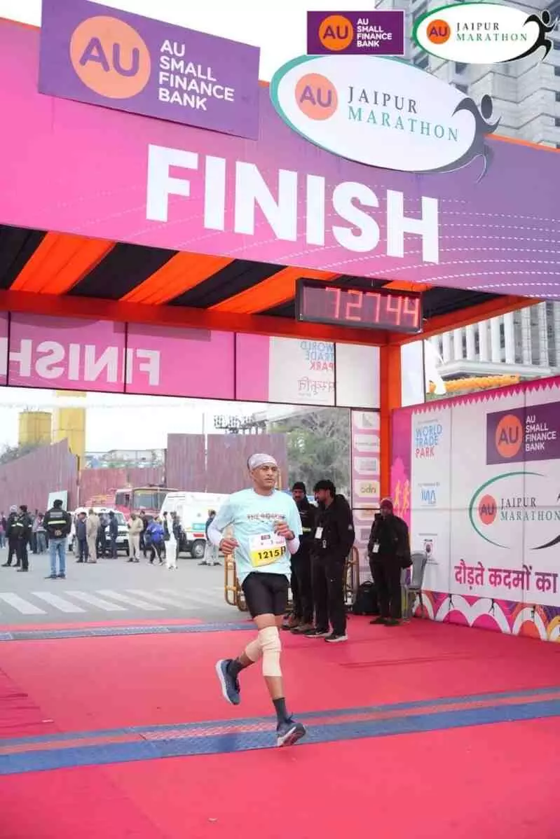 जयपुर मैराथन पदक के साथ खड़े रेलकर्मी सत्य नारायण मालव अपनी खेल उपलब्धि प्रदर्शित करते हुए। जयपुर मैराथन पदक के साथ खड़े रेलकर्मी सत्य नारायण मालव अपनी खेल उपलब्धि प्रदर्शित करते हुए।
