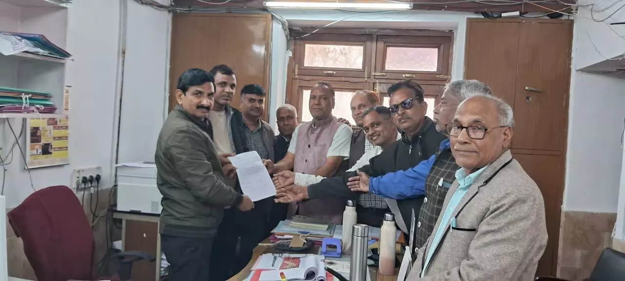 कोटा संभागीय आयुक्त कार्यालय में ज्ञापन देते अग्रवाल समाज के सदस्य और संघर्ष समिति प्रतिनिधि। कोटा संभागीय आयुक्त कार्यालय में ज्ञापन देते अग्रवाल समाज के सदस्य और संघर्ष समिति प्रतिनिधि।
