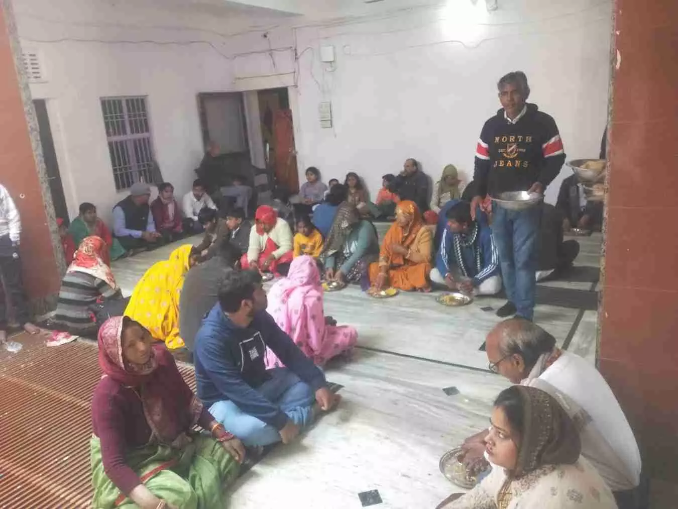 गंगापुर सिटी के योगाश्रम में आध्यात्मिक शिविर के समापन पर भंडारे में प्रसादी पाते हुए श्रद्धालु। गंगापुर सिटी के योगाश्रम में आध्यात्मिक शिविर के समापन पर भंडारे में प्रसादी पाते हुए श्रद्धालु।