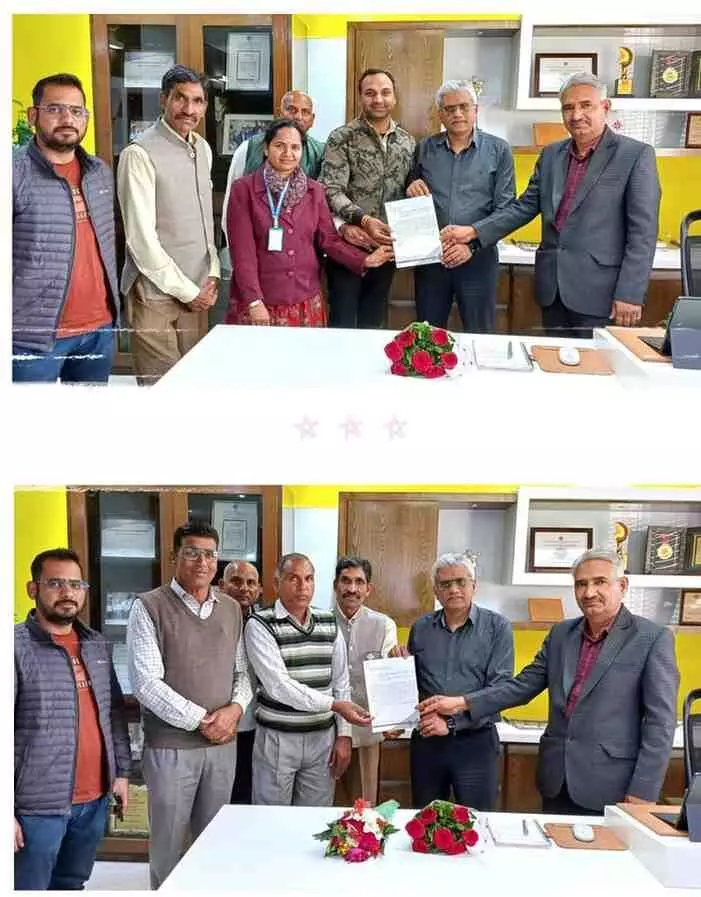 निंबाहेड़ा में वंडर सीमेंट यूनिट हेड नितिन जैन शिक्षा अधिकारियों को विद्यालय विकास हेतु चेक प्रदान कर रहे हैं। निंबाहेड़ा में वंडर सीमेंट यूनिट हेड नितिन जैन शिक्षा अधिकारियों को विद्यालय विकास हेतु चेक प्रदान कर रहे हैं।