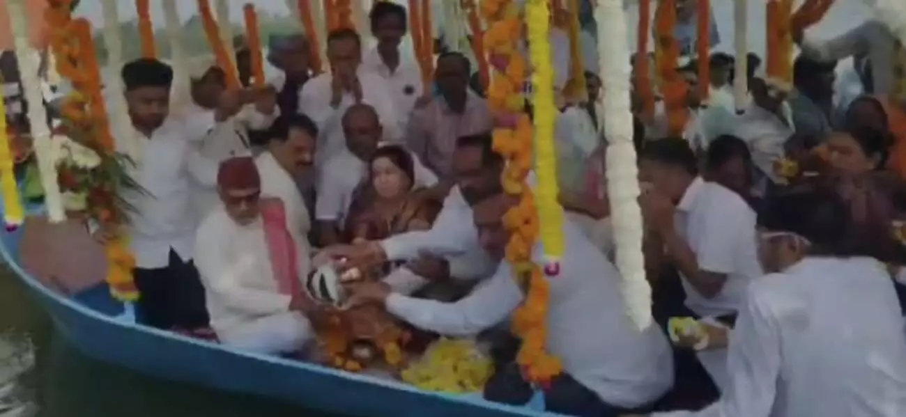 मुलावद के त्रिवेणी संगम पर अजीतदादा पवार का अस्थिकलश विसर्जन करते हुए लोग।