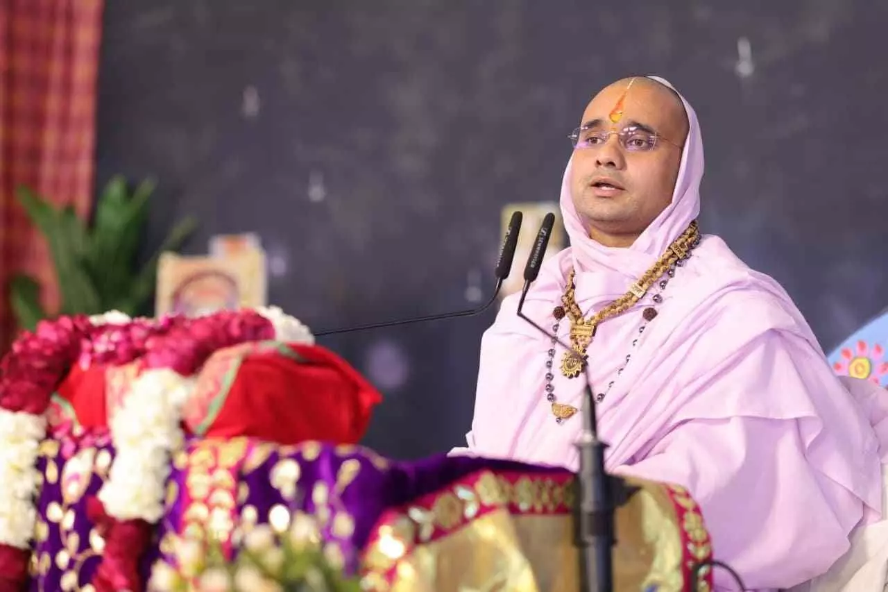 भीलवाड़ा के अग्रवाल उत्सव भवन में भागवत कथा के दौरान व्यास पीठ पर विराजे संत दिग्विजयरामजी महाराज प्रवचन देते हुए। भीलवाड़ा के अग्रवाल उत्सव भवन में भागवत कथा के दौरान व्यास पीठ पर विराजे संत दिग्विजयरामजी महाराज प्रवचन देते हुए।