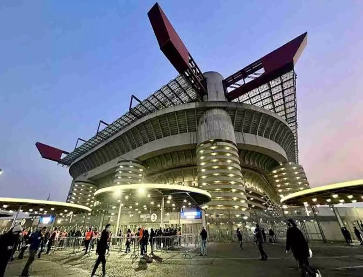 मिलान के सैन सिरो स्टेडियम का बाहरी दृश्य जहां शीतकालीन ओलंपिक 2026 का उद्घाटन समारोह आयोजित होगा। मिलान के सैन सिरो स्टेडियम का बाहरी दृश्य जहां शीतकालीन ओलंपिक 2026 का उद्घाटन समारोह आयोजित होगा।