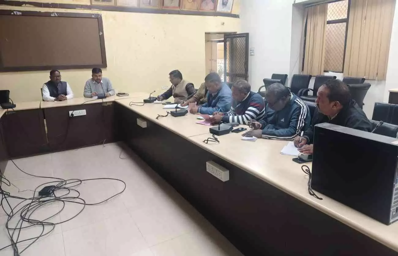 भीलवाड़ा नगर निगम मीटिंग हॉल में आयुक्त और स्वास्थ्य निरीक्षक स्वच्छ सर्वेक्षण कार्ययोजना पर चर्चा करते हुए। भीलवाड़ा नगर निगम मीटिंग हॉल में आयुक्त और स्वास्थ्य निरीक्षक स्वच्छ सर्वेक्षण कार्ययोजना पर चर्चा करते हुए।