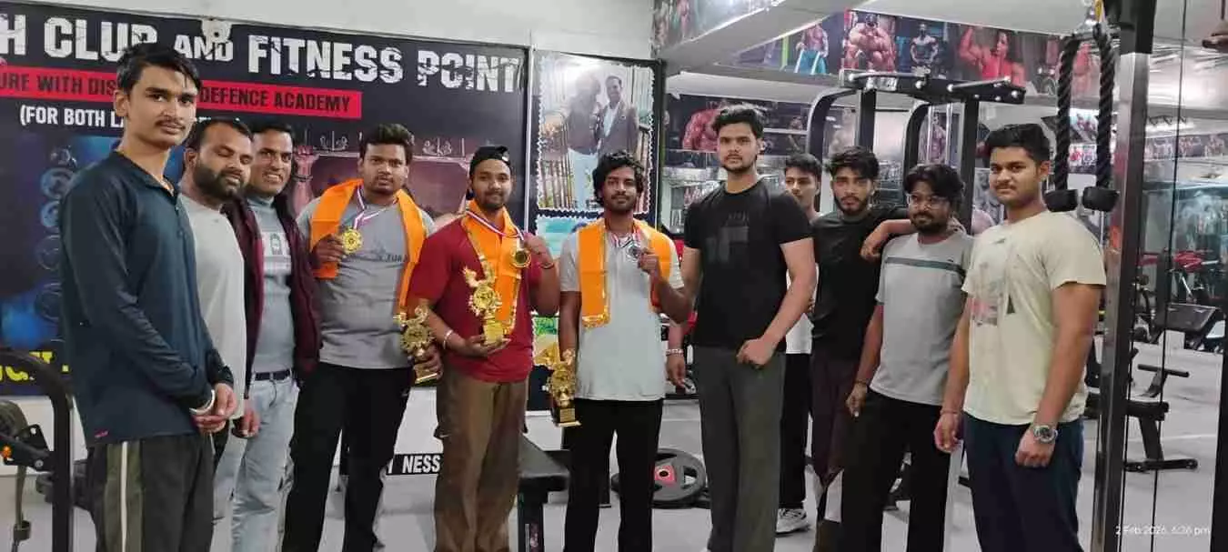 मेवाड़ पावर लिफ्टिंग प्रतियोगिता के विजेता खिलाड़ी नाथद्वारा में सम्मान समारोह के दौरान उपस्थित हैं। मेवाड़ पावर लिफ्टिंग प्रतियोगिता के विजेता खिलाड़ी नाथद्वारा में सम्मान समारोह के दौरान उपस्थित हैं।
