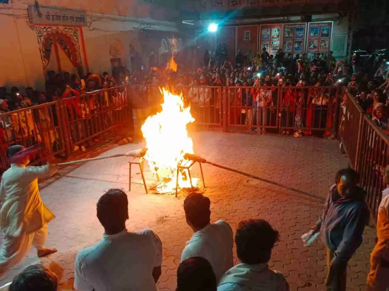 द्वारकाधीश मंदिर के गोवर्धन चौक में जलती हुई राल के दर्शन करते श्रद्धालु और उपस्थित जनसमूह। द्वारकाधीश मंदिर के गोवर्धन चौक में जलती हुई राल के दर्शन करते श्रद्धालु और उपस्थित जनसमूह।