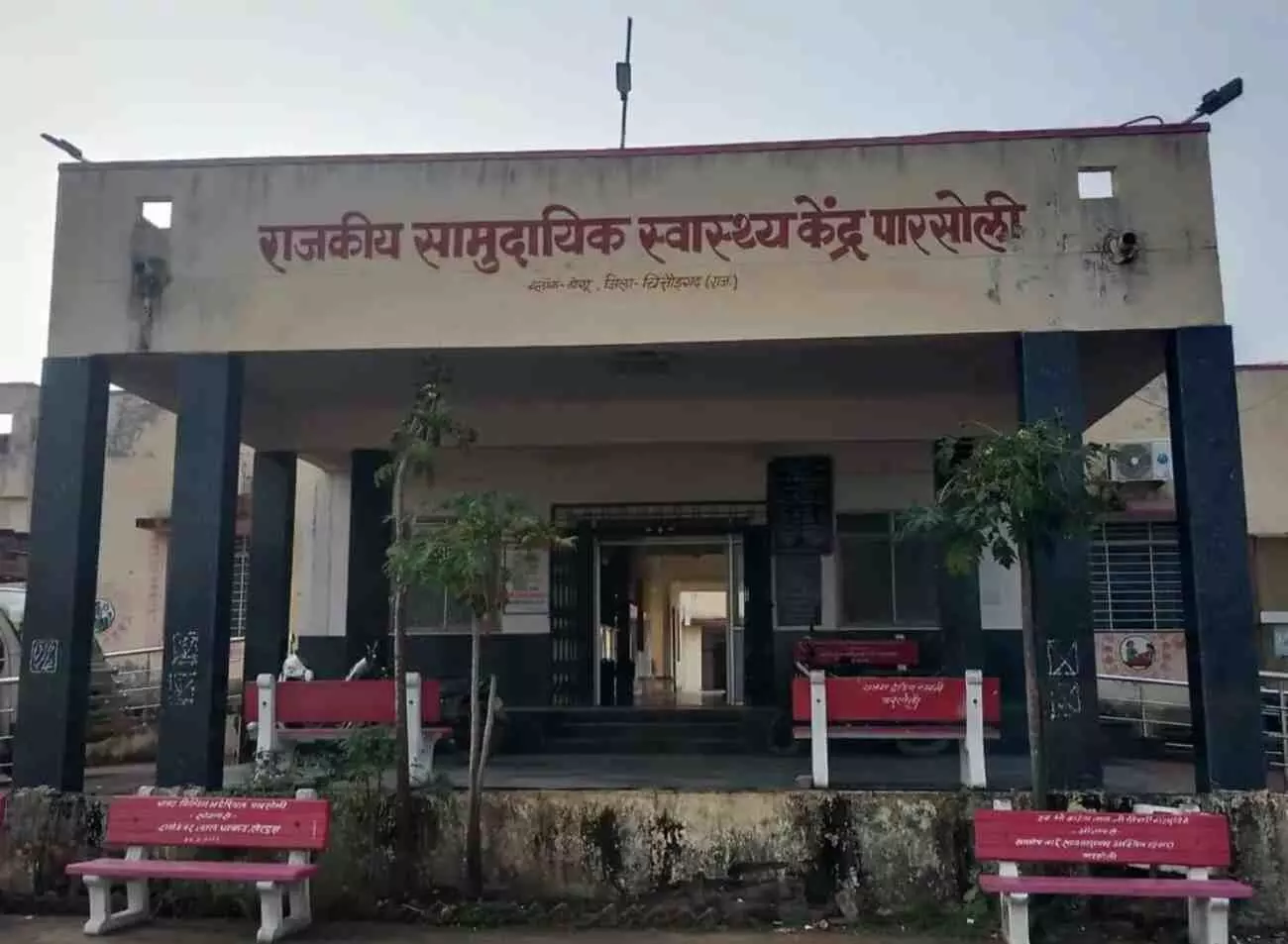 बेगूं के जोधपुरिया गांव के खेत में बिजली का मोटर स्टार्टर और वहां तैनात पुलिस अधिकारी। बेगूं के जोधपुरिया गांव के खेत में बिजली का मोटर स्टार्टर और वहां तैनात पुलिस अधिकारी।