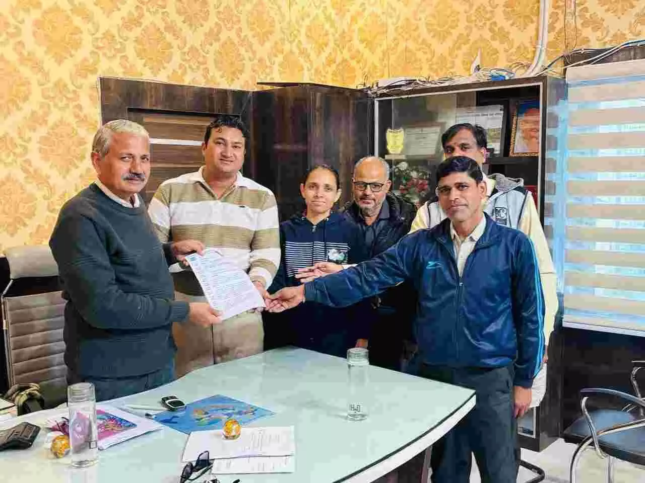 पंचायत समिति बेगूँ में नरेगा कार्मिक विकास अधिकारी को मुख्यमंत्री के नाम ज्ञापन सौंपते हुए। पंचायत समिति बेगूँ में नरेगा कार्मिक विकास अधिकारी को मुख्यमंत्री के नाम ज्ञापन सौंपते हुए।