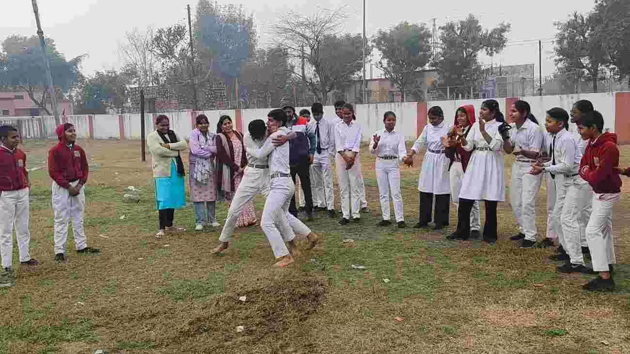 रेलवे फील्ड बयाना में ब्राइटलैंड स्कूल खेलकूद प्रतियोगिता के उद्घाटन कार्यक्रम में मौजूद अतिथि और विद्यार्थी। रेलवे फील्ड बयाना में ब्राइटलैंड स्कूल खेलकूद प्रतियोगिता के उद्घाटन कार्यक्रम में मौजूद अतिथि और विद्यार्थी।