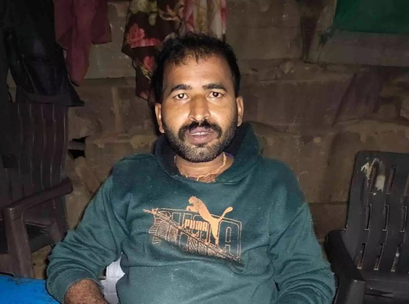 भीलवाड़ा पुलिस टीम के साथ खड़ा 21 साल बाद मिला युवक सांवरिया माली। भीलवाड़ा पुलिस टीम के साथ खड़ा 21 साल बाद मिला युवक सांवरिया माली।
