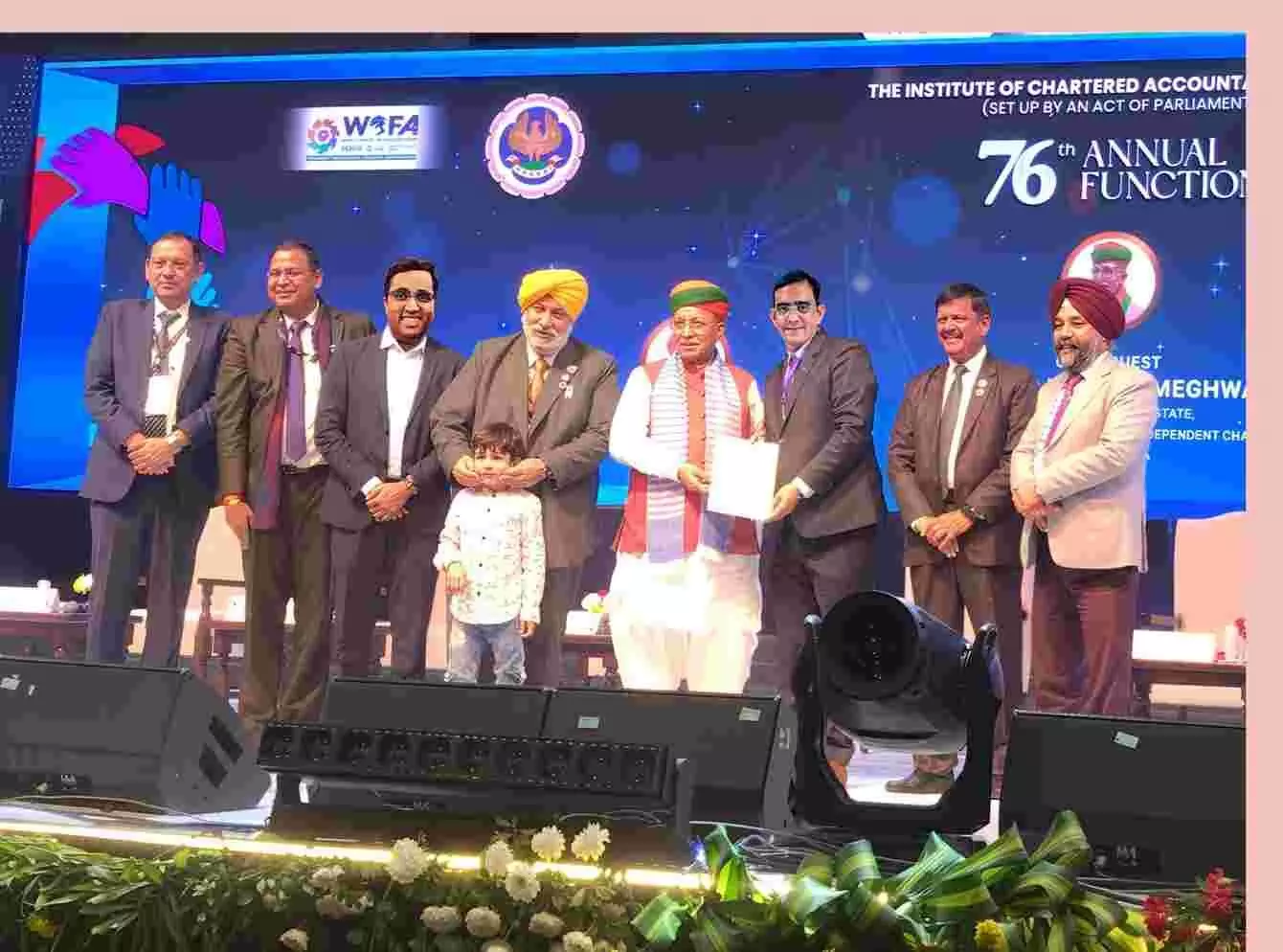 ग्रेटर नोएडा में केंद्रीय मंत्री अर्जुन राम मेघवाल सीए पंकज कुमार जोशी को डीआईएसए परीक्षा में प्रथम स्थान का सम्मान देते हुए। ग्रेटर नोएडा में केंद्रीय मंत्री अर्जुन राम मेघवाल सीए पंकज कुमार जोशी को डीआईएसए परीक्षा में प्रथम स्थान का सम्मान देते हुए।