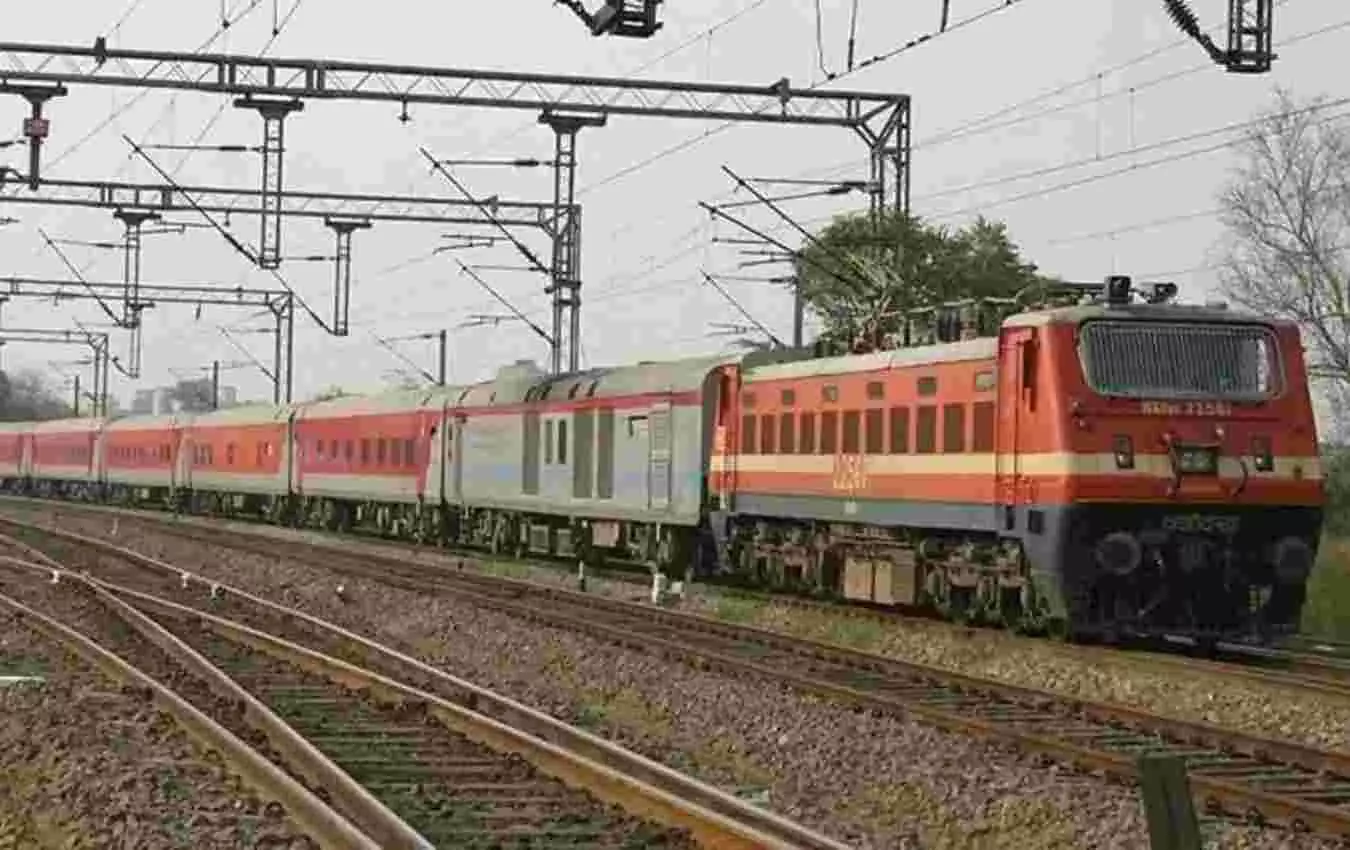 जयपुर रेलवे स्टेशन के प्लेटफॉर्म पर खड़ी मुंबई सेंट्रल एक्सप्रेस ट्रेन प्रस्थान के इंतजार में। जयपुर रेलवे स्टेशन के प्लेटफॉर्म पर खड़ी मुंबई सेंट्रल एक्सप्रेस ट्रेन प्रस्थान के इंतजार में।