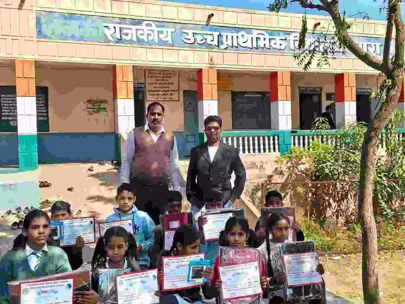 राजकीय उच्च प्राथमिक विद्यालय खारा में तंबाकू नियंत्रण प्रतियोगिता के दौरान पुरस्कार प्राप्त करते विद्यार्थी और उपस्थित शिक्षक। राजकीय उच्च प्राथमिक विद्यालय खारा में तंबाकू नियंत्रण प्रतियोगिता के दौरान पुरस्कार प्राप्त करते विद्यार्थी और उपस्थित शिक्षक।