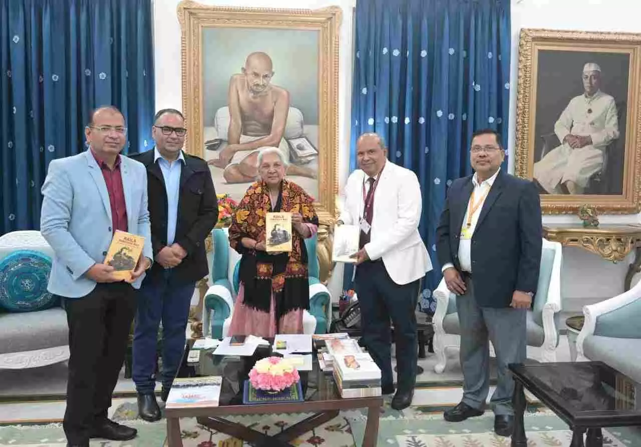 जनभवन लखनऊ में आरसीएफ महाप्रबंधक पी के मिश्रा राज्यपाल आनंदीबेन पटेल को पुस्तक भेंट करते हुए। जनभवन लखनऊ में आरसीएफ महाप्रबंधक पी के मिश्रा राज्यपाल आनंदीबेन पटेल को पुस्तक भेंट करते हुए।