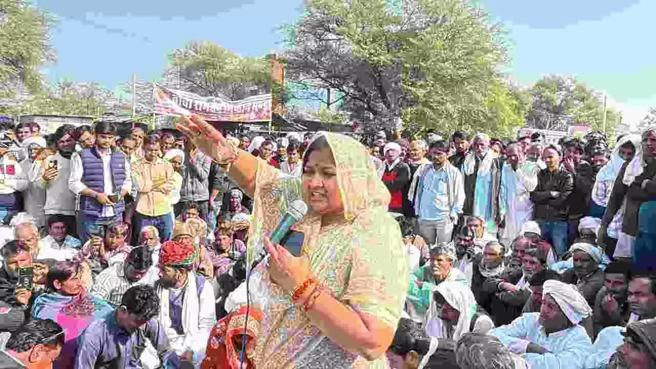 जस्ताना मोड पर ट्रैक्टर-ट्रॉली में शव रखकर विरोध प्रदर्शन करती विधायक इंदिरा मीणा और ग्रामीण। जस्ताना मोड पर ट्रैक्टर-ट्रॉली में शव रखकर विरोध प्रदर्शन करती विधायक इंदिरा मीणा और ग्रामीण।