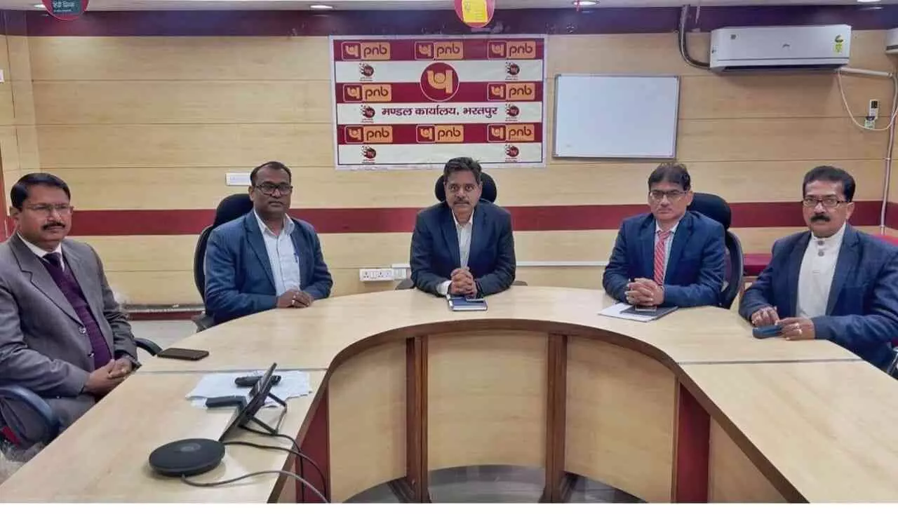 भरतपुर में आयोजित पंजाब नैशनल बैंक के वित्तीय साक्षरता शिविर में उपस्थित अधिकारी और ग्रामीण नागरिक। भरतपुर में आयोजित पंजाब नैशनल बैंक के वित्तीय साक्षरता शिविर में उपस्थित अधिकारी और ग्रामीण नागरिक।