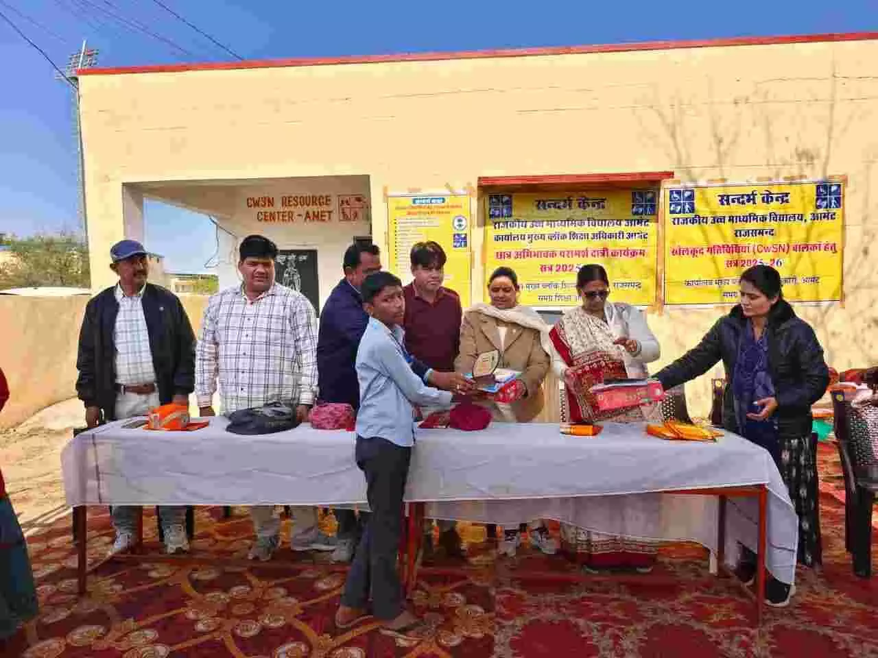 आमेट के विद्यालय परिसर में आयोजित शिविर में खेलकूद प्रतियोगिता में भाग लेते दिव्यांग बच्चे और अतिथि। आमेट के विद्यालय परिसर में आयोजित शिविर में खेलकूद प्रतियोगिता में भाग लेते दिव्यांग बच्चे और अतिथि।