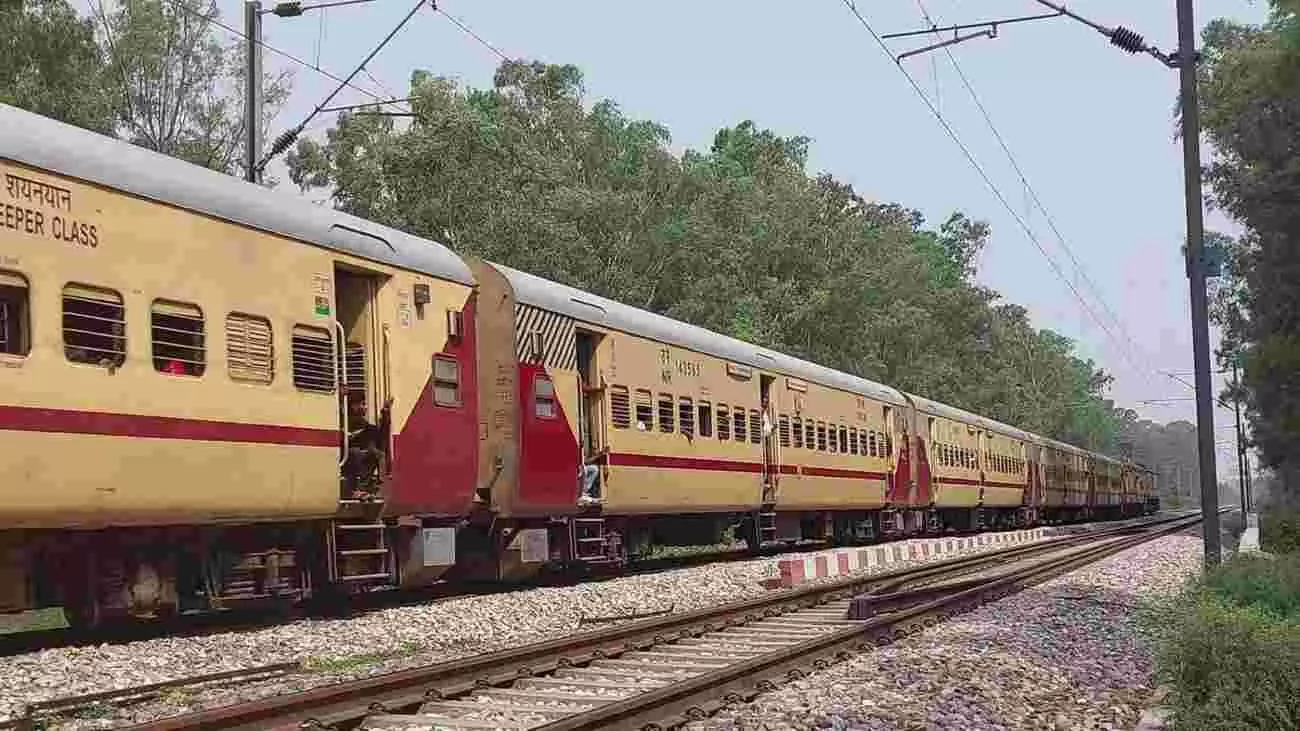 रेलवे ट्रैक पर तकनीकी कार्य करते कर्मचारी और मरम्मत हेतु खड़ा इंजन। रेलवे ट्रैक पर तकनीकी कार्य करते कर्मचारी और मरम्मत हेतु खड़ा इंजन।