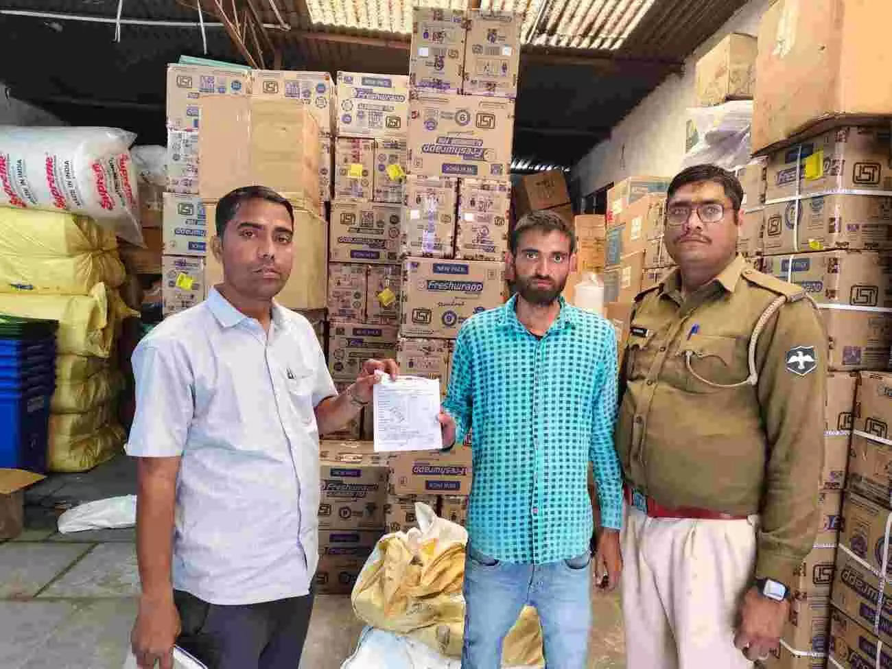 जयपुर नगर निगम की टीम रामगंज और सांगानेरी गेट में सिंगल यूज प्लास्टिक के विरुद्ध निरीक्षण और जब्ती की कार्रवाई करते हुए। जयपुर नगर निगम की टीम रामगंज और सांगानेरी गेट में सिंगल यूज प्लास्टिक के विरुद्ध निरीक्षण और जब्ती की कार्रवाई करते हुए।