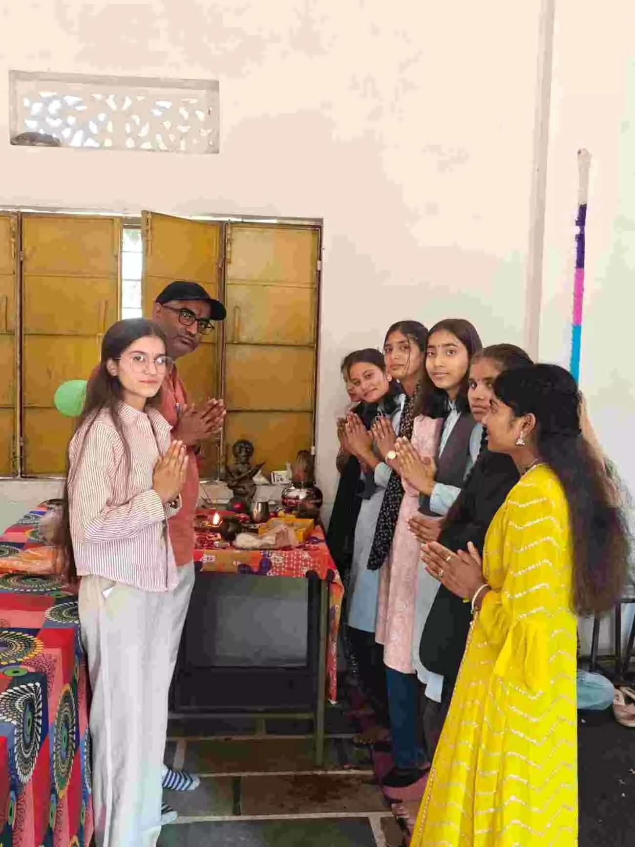 राजकीय उच्च माध्यमिक विद्यालय झाड़ोल में विदाई समारोह के दौरान सरस्वती पूजन करते छात्र और शिक्षक। राजकीय उच्च माध्यमिक विद्यालय झाड़ोल में विदाई समारोह के दौरान सरस्वती पूजन करते छात्र और शिक्षक।