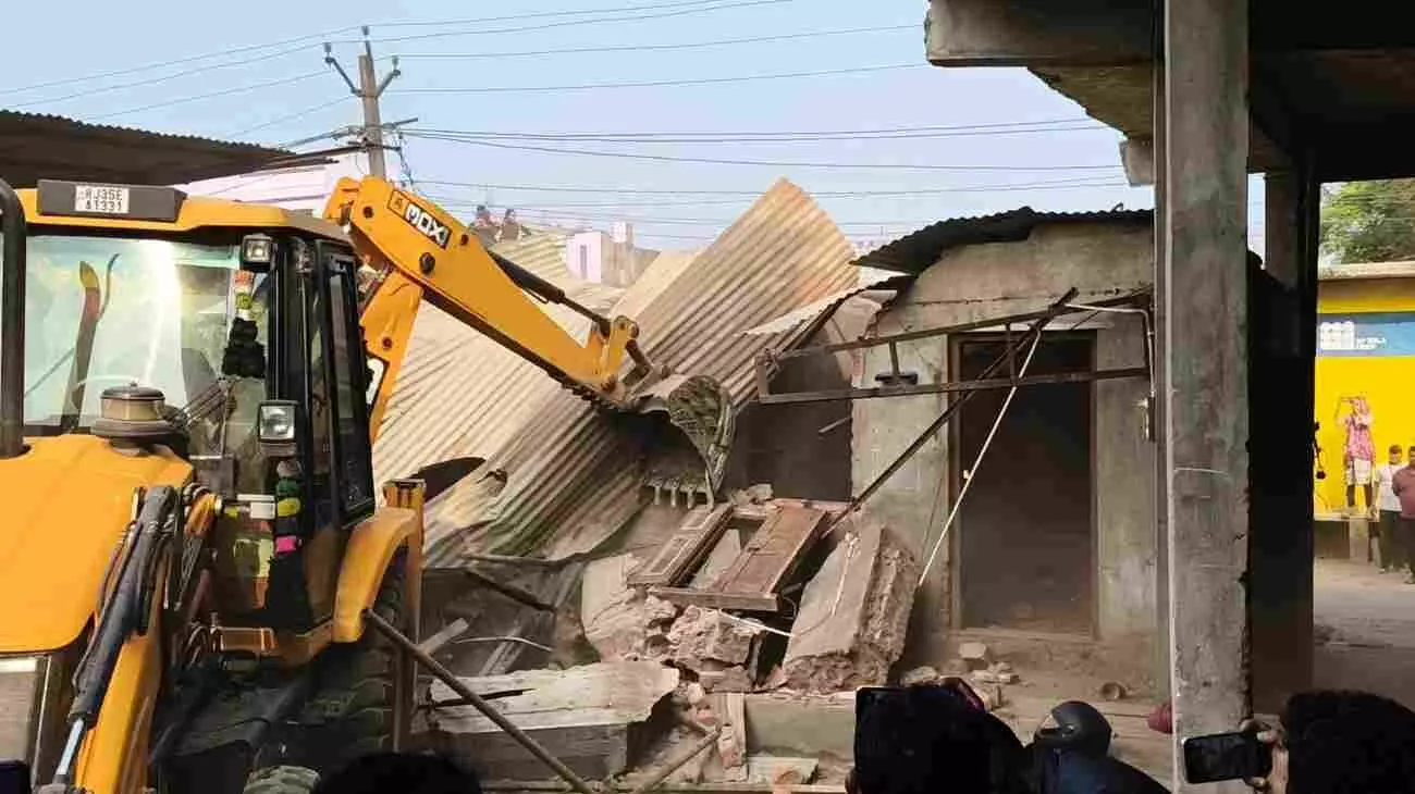 प्रतापगढ़ में अवैध एमडी ड्रग फैक्ट्री वाली बिना अनुमति निर्मित इमारत को गिराता हुआ बुलडोजर।