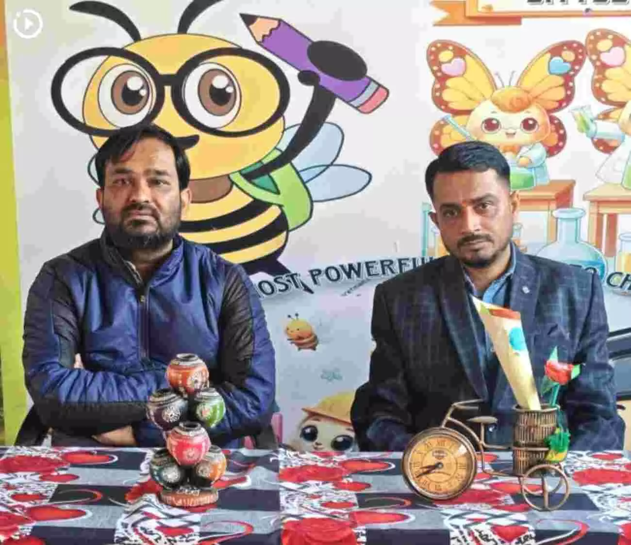 आमेट के आर के सेकेंडरी स्कूल में विज्ञान प्रदर्शनी के दौरान छात्र अपने प्रोजेक्ट्स दिखाते हुए। आमेट के आर के सेकेंडरी स्कूल में विज्ञान प्रदर्शनी के दौरान छात्र अपने प्रोजेक्ट्स दिखाते हुए।