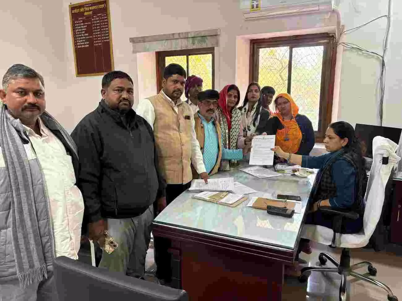 भीलवाड़ा में पुलिस अधीक्षक कार्यालय के बाहर प्रदर्शन करते अखिल रावणा राजपूत सेवा संस्थान के सदस्य। भीलवाड़ा में पुलिस अधीक्षक कार्यालय के बाहर प्रदर्शन करते अखिल रावणा राजपूत सेवा संस्थान के सदस्य।