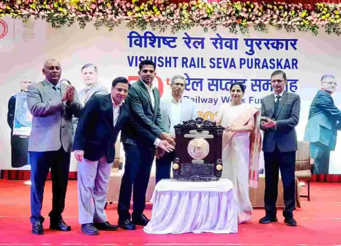 जबलपुर में आयोजित रेल सप्ताह समारोह के दौरान अधिकारी पुरस्कार और दक्षता शील्ड प्राप्त करते हुए। जबलपुर में आयोजित रेल सप्ताह समारोह के दौरान अधिकारी पुरस्कार और दक्षता शील्ड प्राप्त करते हुए।