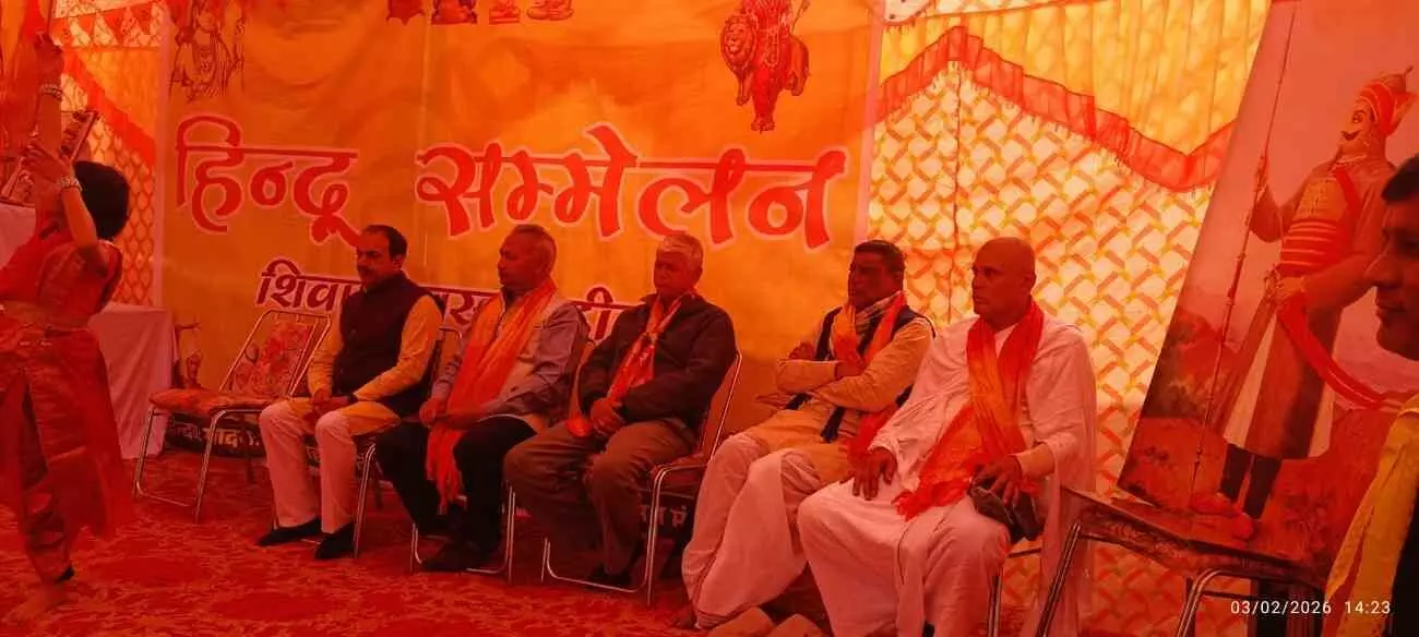 तेलीपाड़ा डीग में आयोजित हिंदू सम्मेलन में मंचासीन अतिथि और उपस्थित नागरिक सामाजिक समरसता कार्यक्रम के दौरान। तेलीपाड़ा डीग में आयोजित हिंदू सम्मेलन में मंचासीन अतिथि और उपस्थित नागरिक सामाजिक समरसता कार्यक्रम के दौरान।