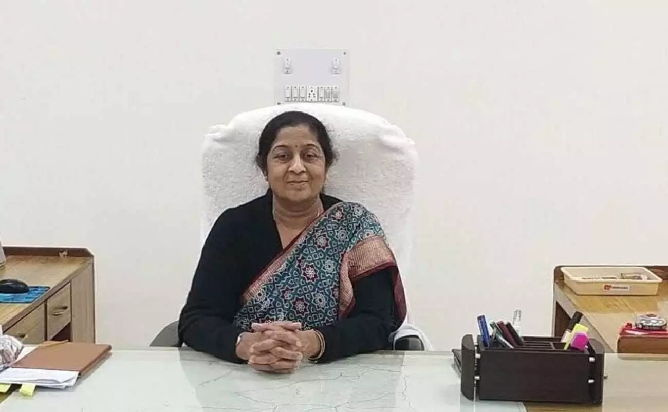 प्रशासनिक बैठक की अध्यक्षता करतीं संभागीय आयुक्त नलिनी कठोतिया डीग मुख्यालय पर समीक्षा के दौरान।