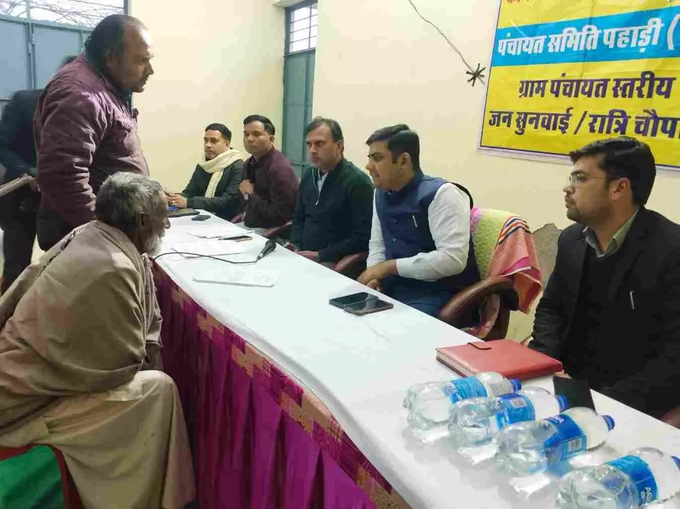 ग्राम पंचायत तिलकपुरी में रात्रि चौपाल के दौरान ग्रामीणों को संबोधित करते जिला कलक्टर उत्सव कौशल।