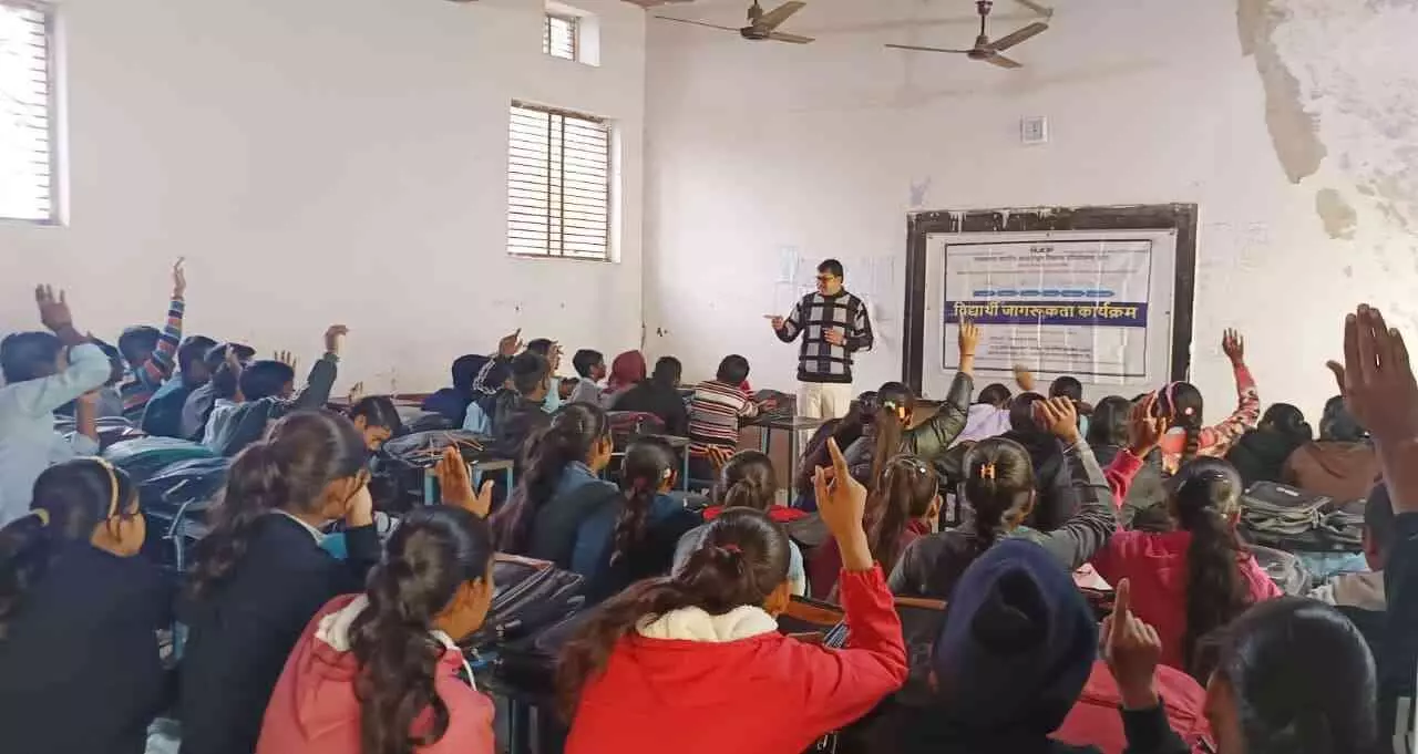 डीग के किशनलाल जोशी स्कूल में स्वच्छता जागरूकता कार्यक्रम के दौरान उपस्थित शिक्षक और विद्यार्थी।