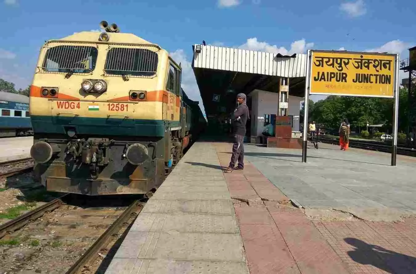 जयपुर रेलवे स्टेशन पर यात्री सुविधा के लिए खड़ी उत्तर पश्चिम रेलवे की स्पेशल ट्रेन। जयपुर रेलवे स्टेशन पर यात्री सुविधा के लिए खड़ी उत्तर पश्चिम रेलवे की स्पेशल ट्रेन।
