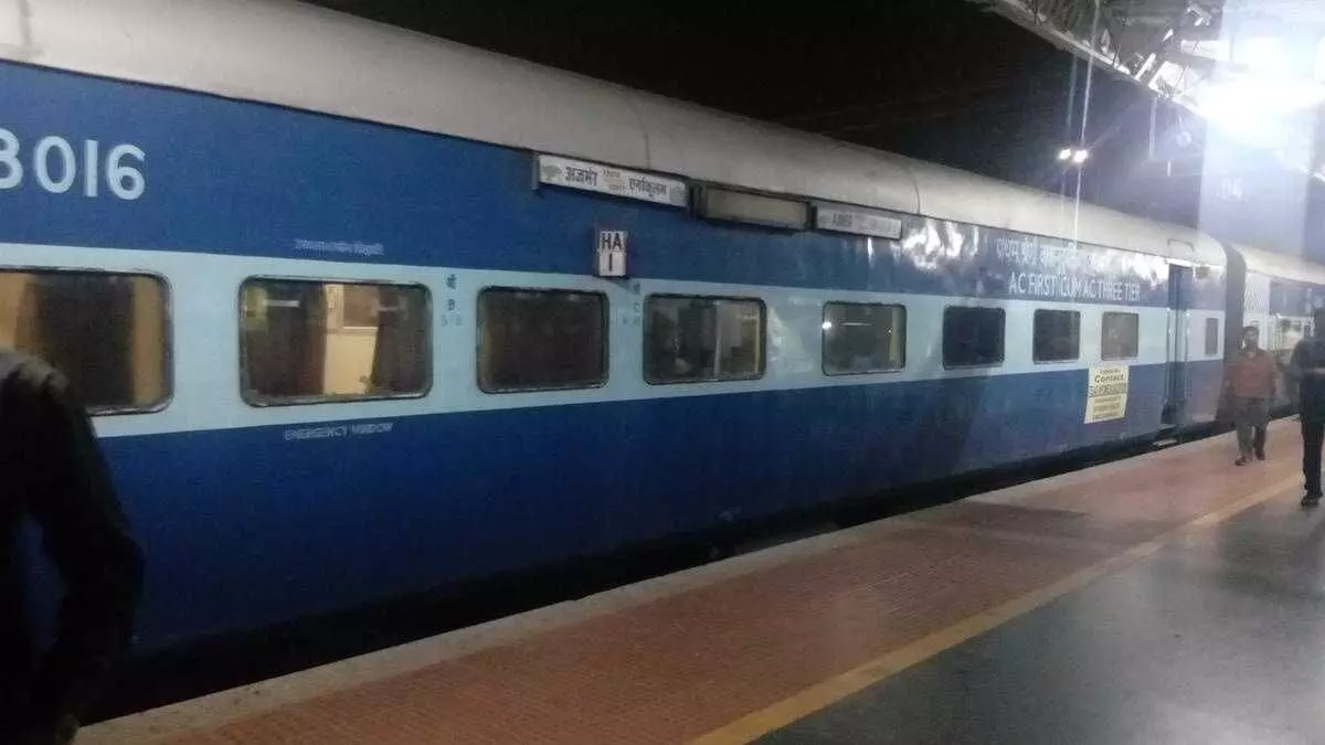 रेलवे स्टेशन के प्लेटफॉर्म पर खड़ी अजमेर-एर्नाकुलम एक्सप्रेस ट्रेन अपनी यात्रा के दौरान रेलवे स्टेशन के प्लेटफॉर्म पर खड़ी अजमेर-एर्नाकुलम एक्सप्रेस ट्रेन अपनी यात्रा के दौरान