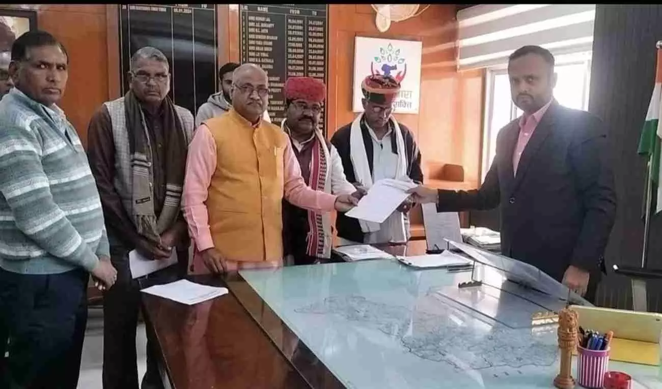 बारां जिला मुख्यालय पर कलेक्टर को कृषि समस्याओं के संबंध में ज्ञापन देते भारतीय किसान संघ के पदाधिकारी। बारां जिला मुख्यालय पर कलेक्टर को कृषि समस्याओं के संबंध में ज्ञापन देते भारतीय किसान संघ के पदाधिकारी।