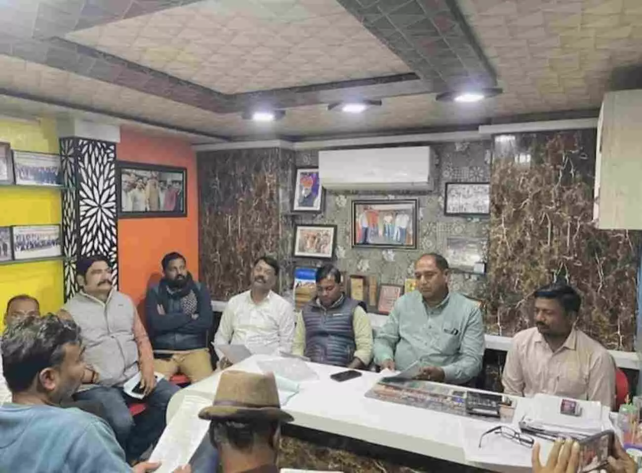 मांगरोल में प्रेस कॉन्फ्रेंस के दौरान मेज पर बैठे भाजपा नेता और कार्यकर्ता बजट 2026 की जानकारी देते हुए। मांगरोल में प्रेस कॉन्फ्रेंस के दौरान मेज पर बैठे भाजपा नेता और कार्यकर्ता बजट 2026 की जानकारी देते हुए।