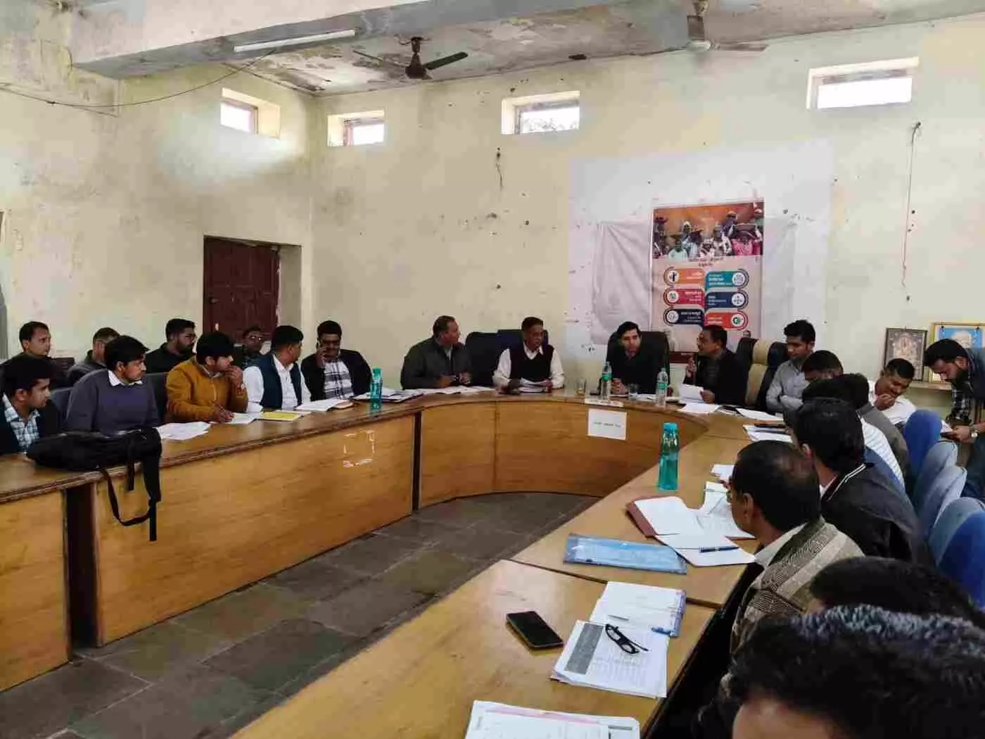 डूंगला पंचायत समिति सभागार में विकास योजनाओं की समीक्षा बैठक में चर्चा करते अधिकारी और कर्मचारी। डूंगला पंचायत समिति सभागार में विकास योजनाओं की समीक्षा बैठक में चर्चा करते अधिकारी और कर्मचारी।