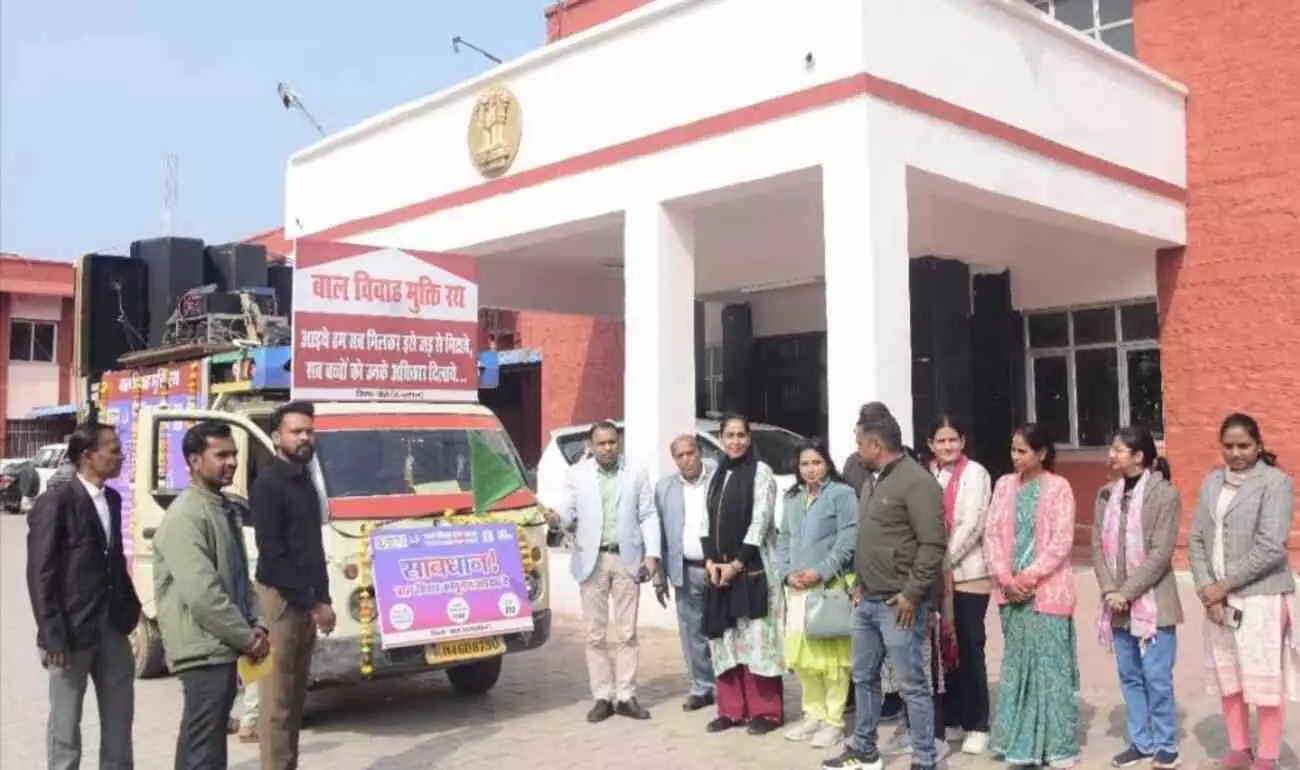 बारां में बाल विवाह मुक्त भारत अभियान की रथ यात्रा को हरी झंडी दिखाते जिला कलेक्टर और अन्य प्रशासनिक अधिकारी। बारां में बाल विवाह मुक्त भारत अभियान की रथ यात्रा को हरी झंडी दिखाते जिला कलेक्टर और अन्य प्रशासनिक अधिकारी।